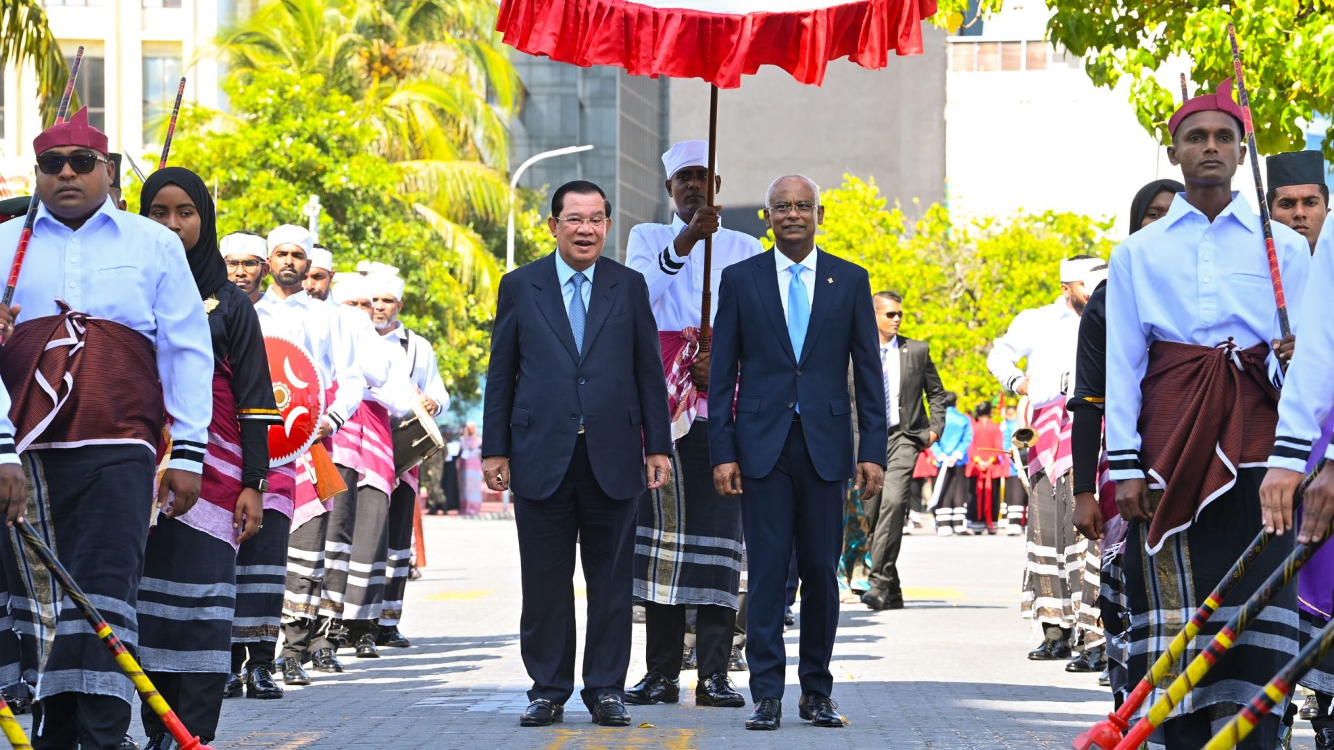 ކެމްބޯޑިއާގެ ބޮޑުވަޒީރަށް މަރުހަބާ ދެންނެވުމަށް ބޭއްވި ހާއްސަ ރަސްމިއްޔާތުގެ ތެރެއިން - ފޮޓޯ: ރައީސް އޮފީސް